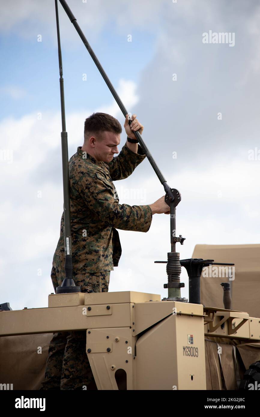 U.S. Marine Corps Lance CPL. John Weller, Funker, mit dem marine Littoral Regiment 3D, 3D Marine Division, richtet eine MRC-148 Antenne in Schofield Barracks, Hawaii, am 25. Oktober 2022 ein. 3D Marine Littoral Regiment hat den Alpha-Kommandoknoten eingerichtet, der dem Kommandanten die Möglichkeit gibt, innerhalb der zugewiesenen Aktionszone zu leiten, zu planen und zu koordinieren. Bougainville II ist eine Feldübung, die es dem MLR und seinen untergeordneten Einheiten ermöglicht, Expeditions- und Basisoperationen auf der ganzen Insel Oahu durchzuführen. BVII zeigt die Fähigkeit des MLR, eABS schnell zu etablieren und zu verdrängen, während execu Stockfoto