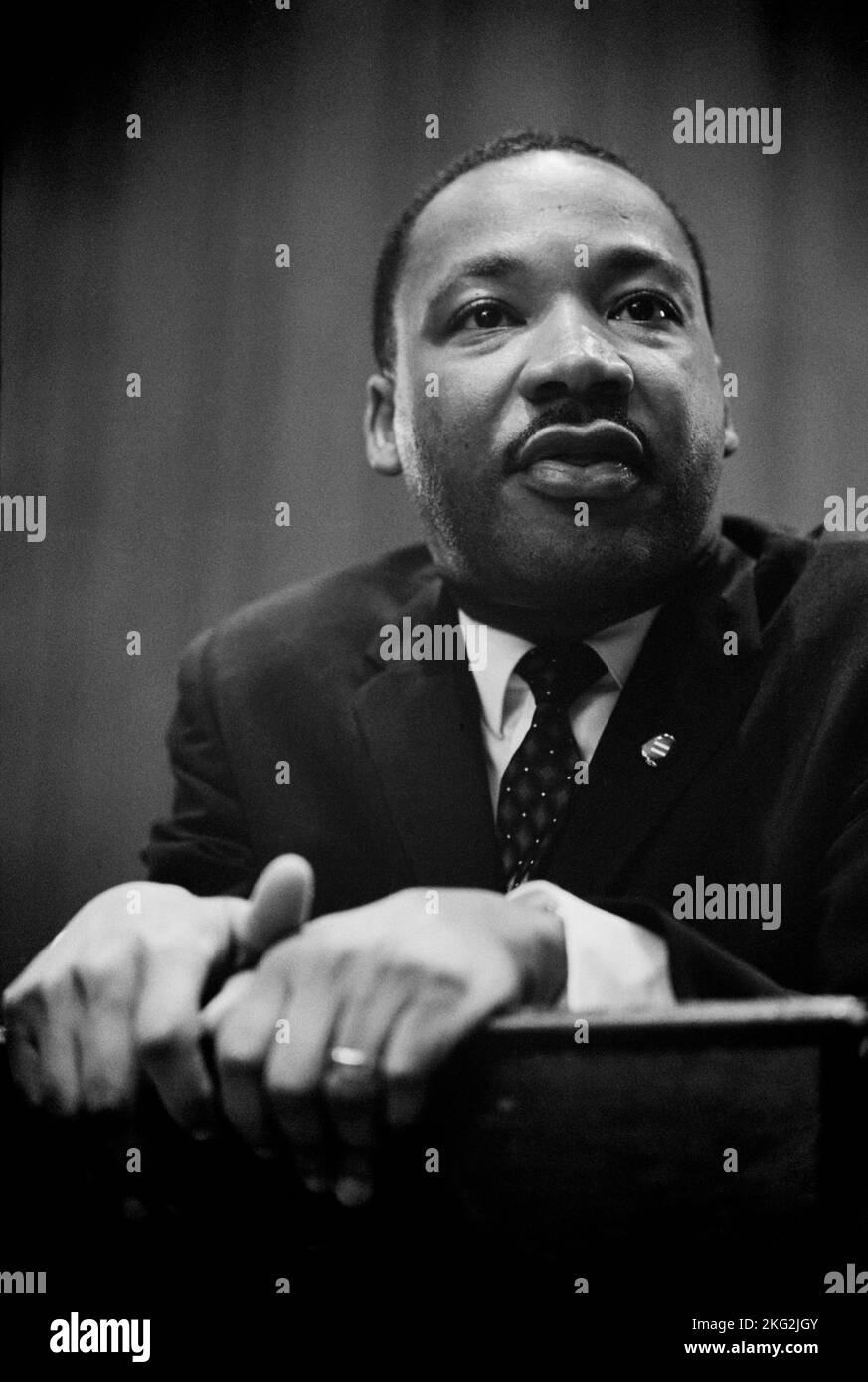 USA - 26. März 1964 - Dr. Martin Luther King beantwortet die Fragen von Journalisten auf einer Pressekonferenz an einem unbekannten Ort in den Vereinigten Staaten. DR K. Stockfoto