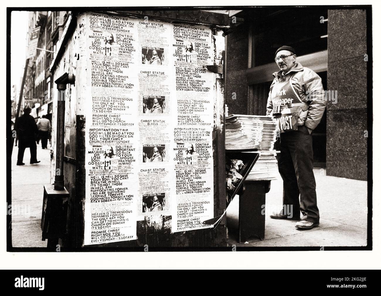 Ein Zeitungskiosk mit Plakaten über Jesus, Himmel und Hölle. Auf der Seventh Avenue in Manhattan in den späten 1970er. Stockfoto