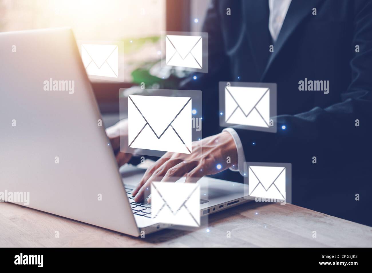 Businessman gibt Ihnen ein Notizbuch (Laptop) mit E-Mail-Symbol und sendet E-Mail oder Newsletter. E-Mail-Marketing und online arbeiten Internet networ Stockfoto