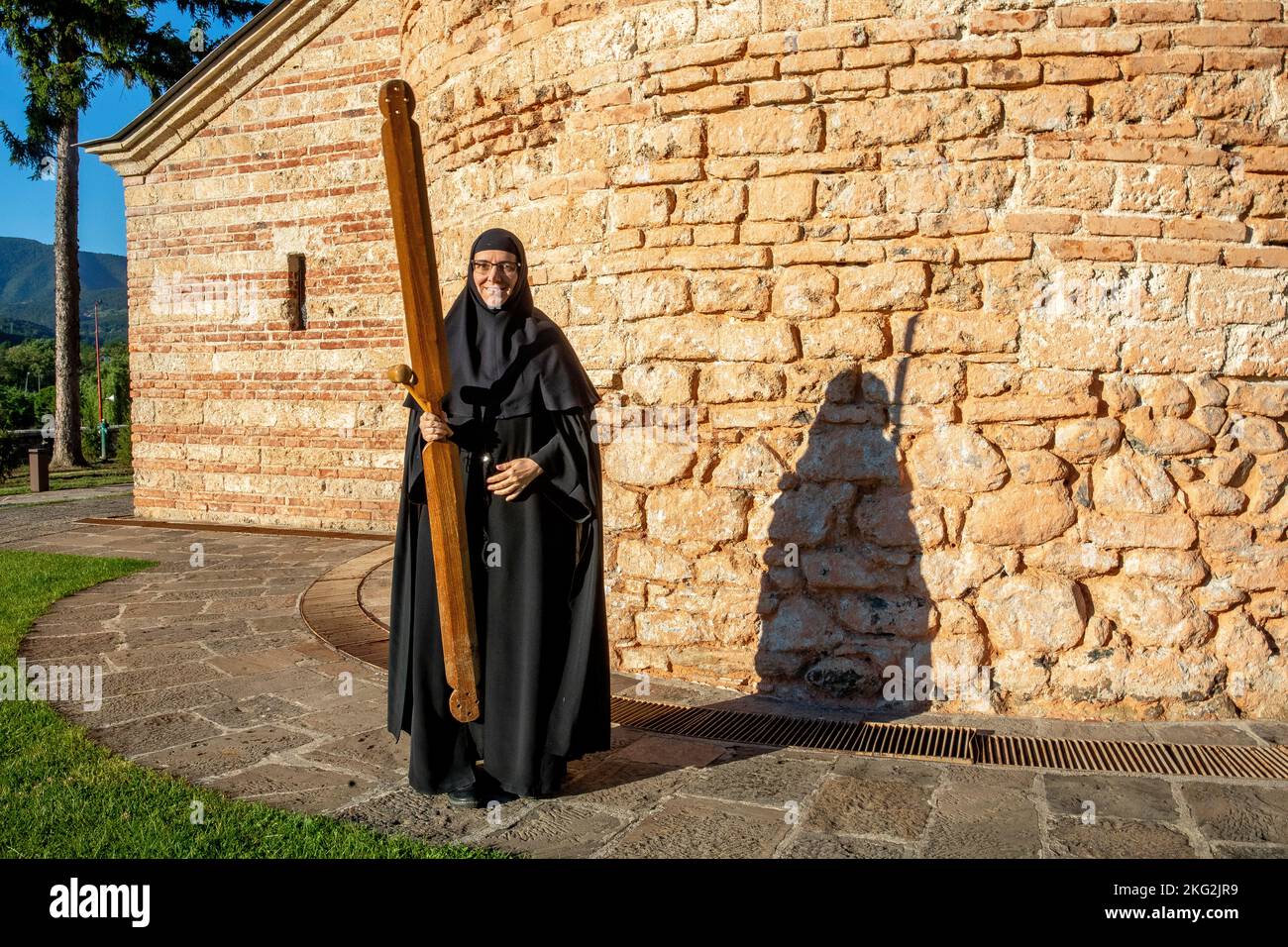 Orthodoxes Kloster Zica in der Nähe von Kraljevo, Serbien. Nonne ruft zu einer Morgenfeier Stockfoto