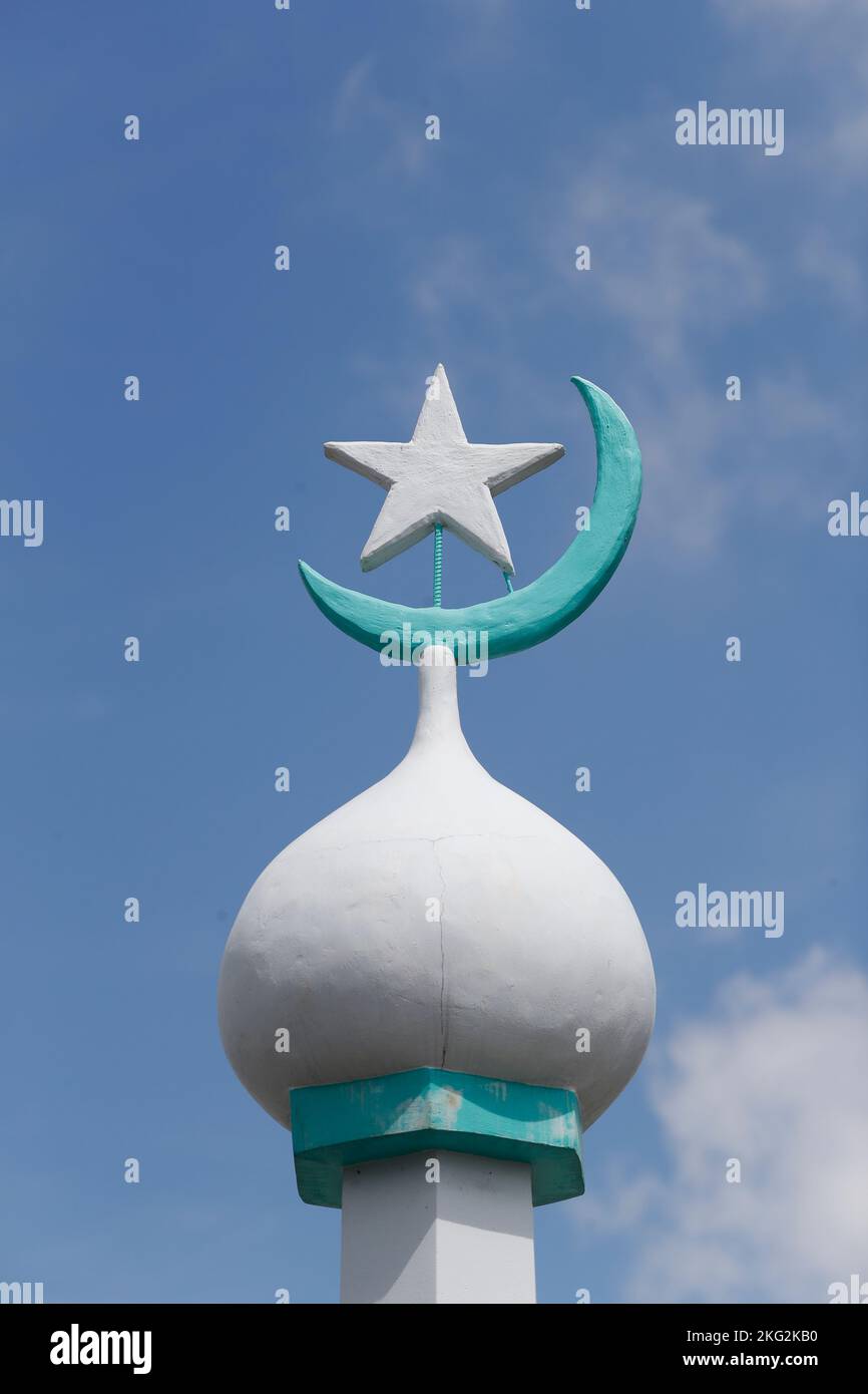 Minarett einer kleinen Moschee mit islamischem Halbmond und Stern. Symbol des islam. Chau Doc. Vietnam. Stockfoto