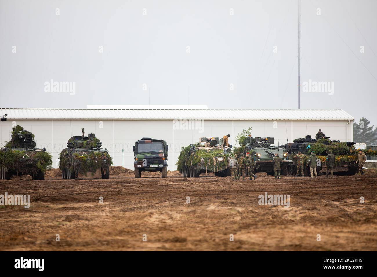 Enhanced Forward Protection Battle Vehicles bereiten sich während der Übung Iron Wolf 22 auf dem Pabradė Training Area, Litauen, 25. Oktober 2022, auf Bewegung vor. Die NATO-Länder arbeiten stolz mit 1. Infanterie-Divisionen und regionalen Sicherheitspartnern zusammen, um dem V-Corps, dem US-amerikanischen Vorwärtskorps in Europa, kampfglaubwürdige Streitkräfte zur Verfügung zu stellen. Stockfoto