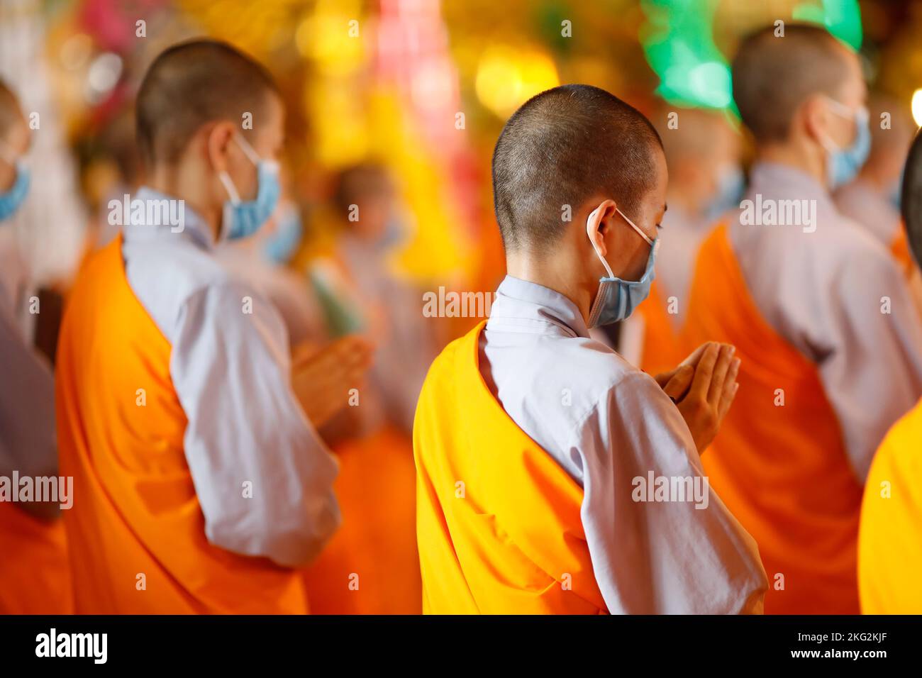 buddhistischer Tempel von BA Vang. Nonnen bei religiösen Ritualen. Buddhistische Zeremonie Uong Bi. Vietnam. Stockfoto