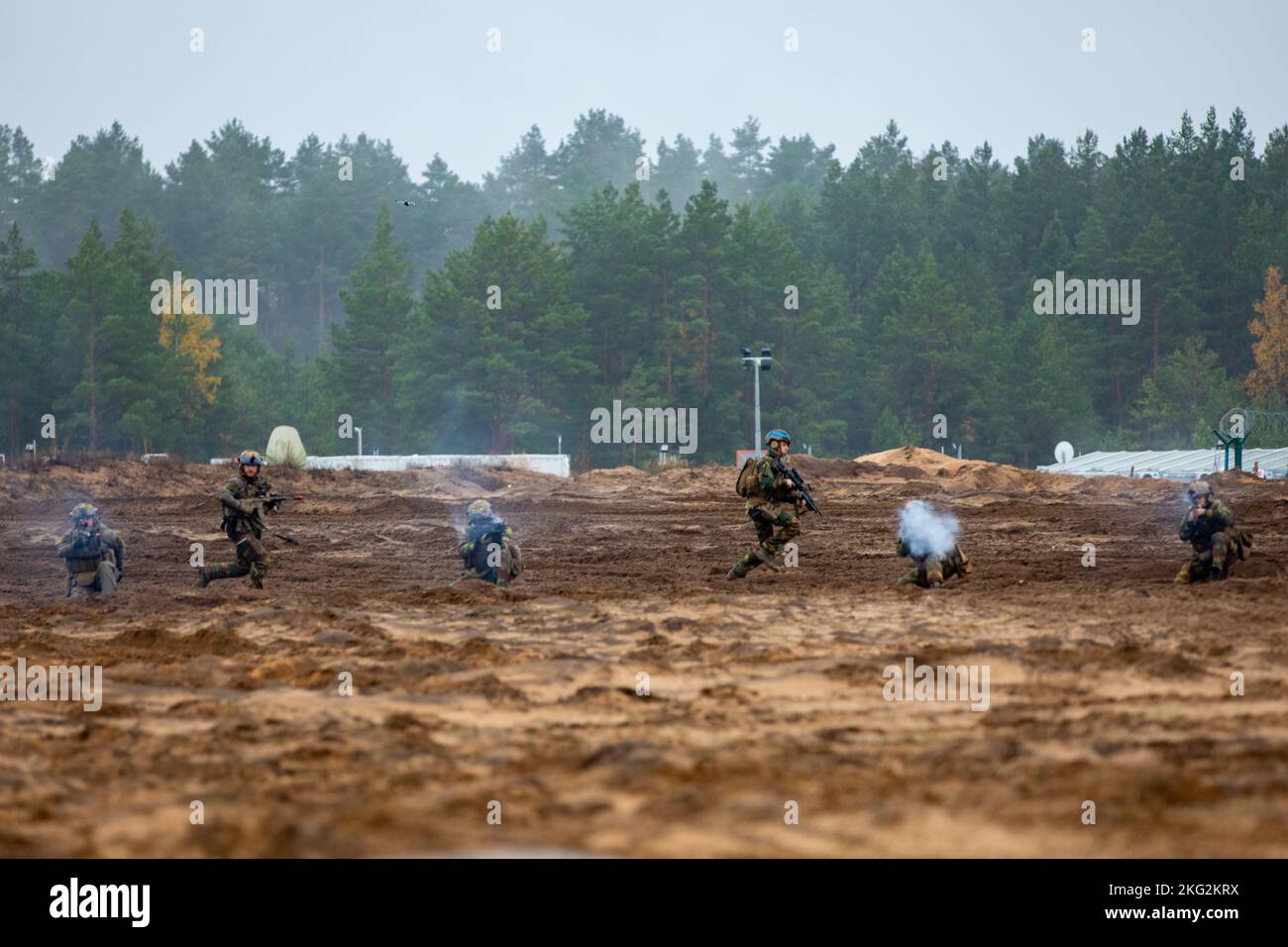 Soldaten der belgischen Streitkräfte greifen den Feind während der Übung Eiserner Wolf 22 im Trainingsgebiet Pabradė, Litauen, 25. Oktober 2022 ein. Belgien arbeitet stolz mit 1. Infanterie-Division, NATO-Verbündeten und regionalen Sicherheitspartnern zusammen, um dem V-Corps, dem amerikanischen Vorwärtskorps in Europa, kampfglaubwürdige Streitkräfte zur Verfügung zu stellen. Stockfoto