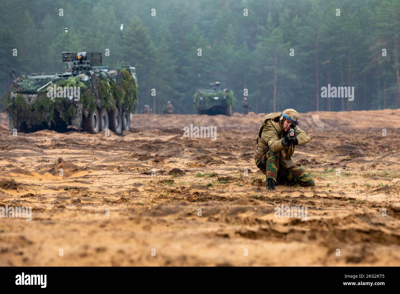 Ein Soldat der belgischen Streitkräfte greift den Feind während der Übung Eiserner Wolf 22 im Trainingsgebiet Pabradė, Litauen, 25. Oktober 2022, an. Belgien arbeitet stolz mit 1. Infanterie-Division, NATO-Verbündeten und regionalen Sicherheitspartnern zusammen, um dem V-Corps, dem amerikanischen Vorwärtskorps in Europa, kampfglaubwürdige Streitkräfte zur Verfügung zu stellen. Stockfoto