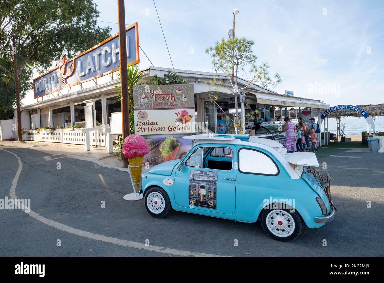 Fiat 500cc Vintage, der eine Eisdiele im Hafen von Latchi, Zypern, anwirbt Stockfoto