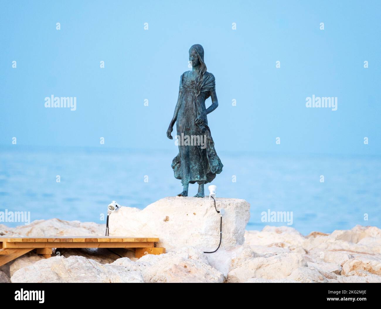 Die Skulptur einer mythischen Königin „Regina“, die vom berühmten Künstler Yiota Ioannidou geschaffen wurde, blickt auf den Eingang zum Hafen von Latchi, Polis Chrysochous, Zypern Stockfoto