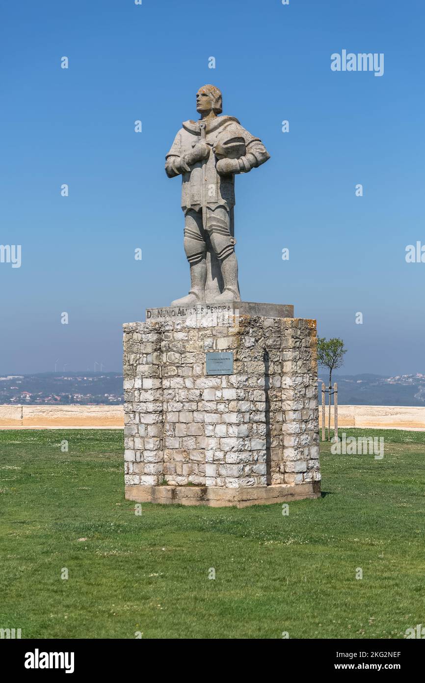 Ourém Santarém Portugal - 08 09 2022: Blick auf die Skulptur D. Nuno Álvares Pereira, Werk des Bildhauers Fernando Marques, im Inneren des Ourém mediev Stockfoto