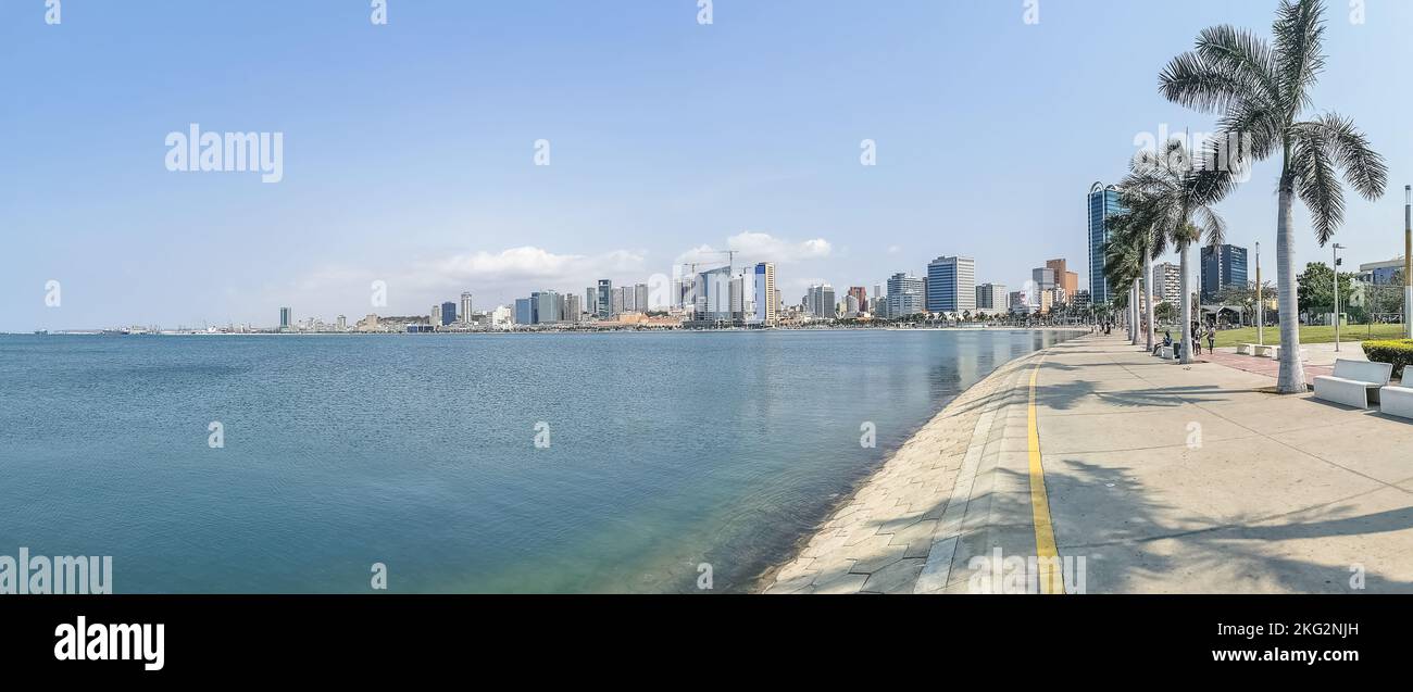 Luanda Angola - 09 17 2022: Panoramablick auf die Luanda Bucht und Luanda marginal, Fußgängerweg mit tropischen Palmen, Downtown Lifestyle, Taxi Stockfoto