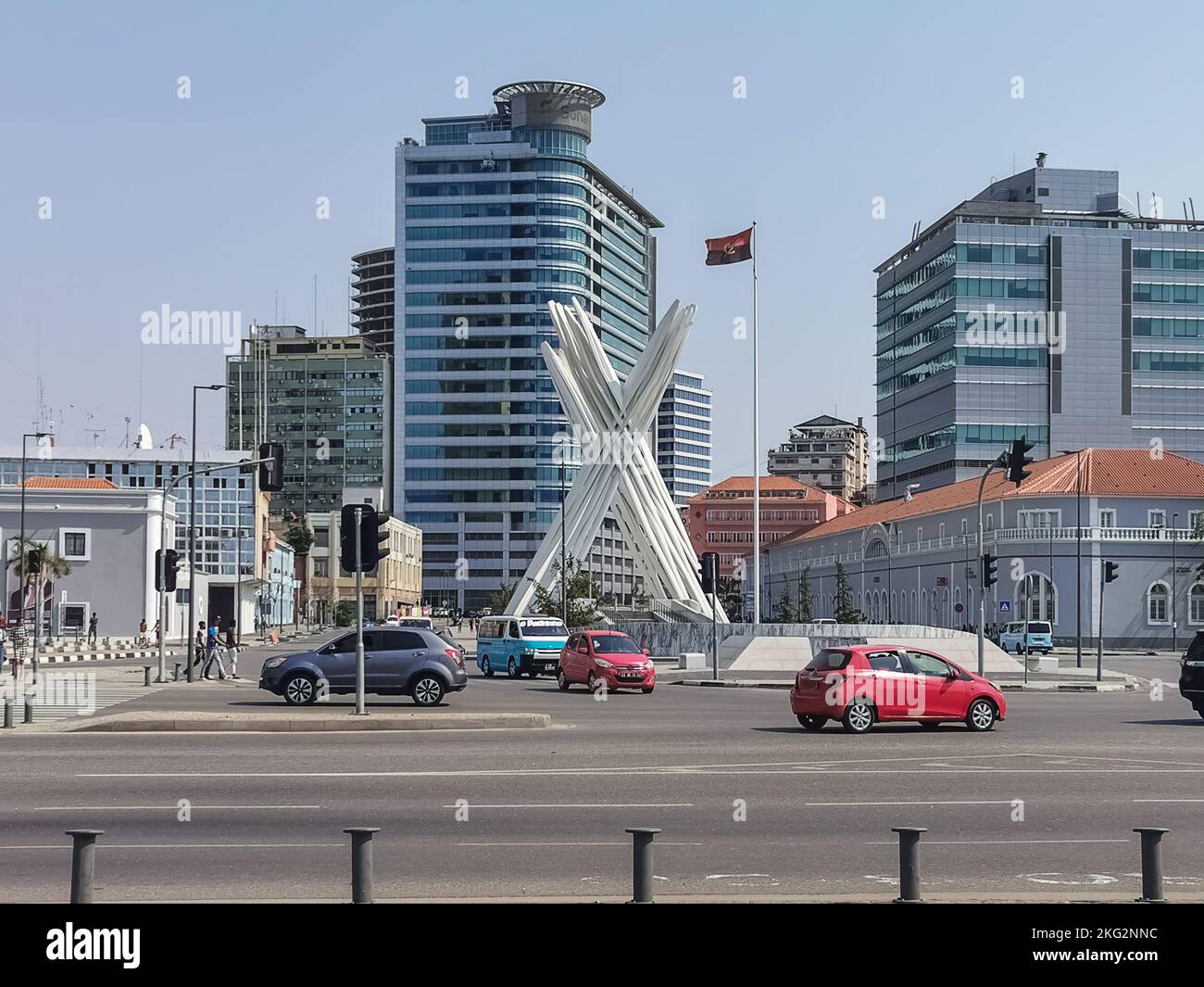 Luanda Angola - 10 09 2022 Uhr: Blick auf das Luanda Marginal, das Hauptbüro-Turm von Sonangol, den Lebensstil der Innenstadt, moderne Wolkenkratzer und andere Gebäude Stockfoto