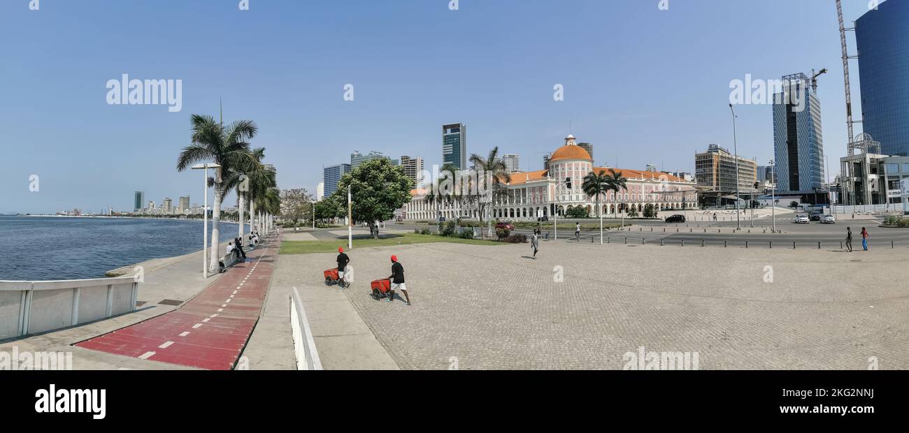Luanda Angola - 10 09 2022: Panoramablick auf Luanda Marginal, BNA - Angola National Bank und Münzmuseum Gebäude, Downtown Lifestyle, moderne sk Stockfoto
