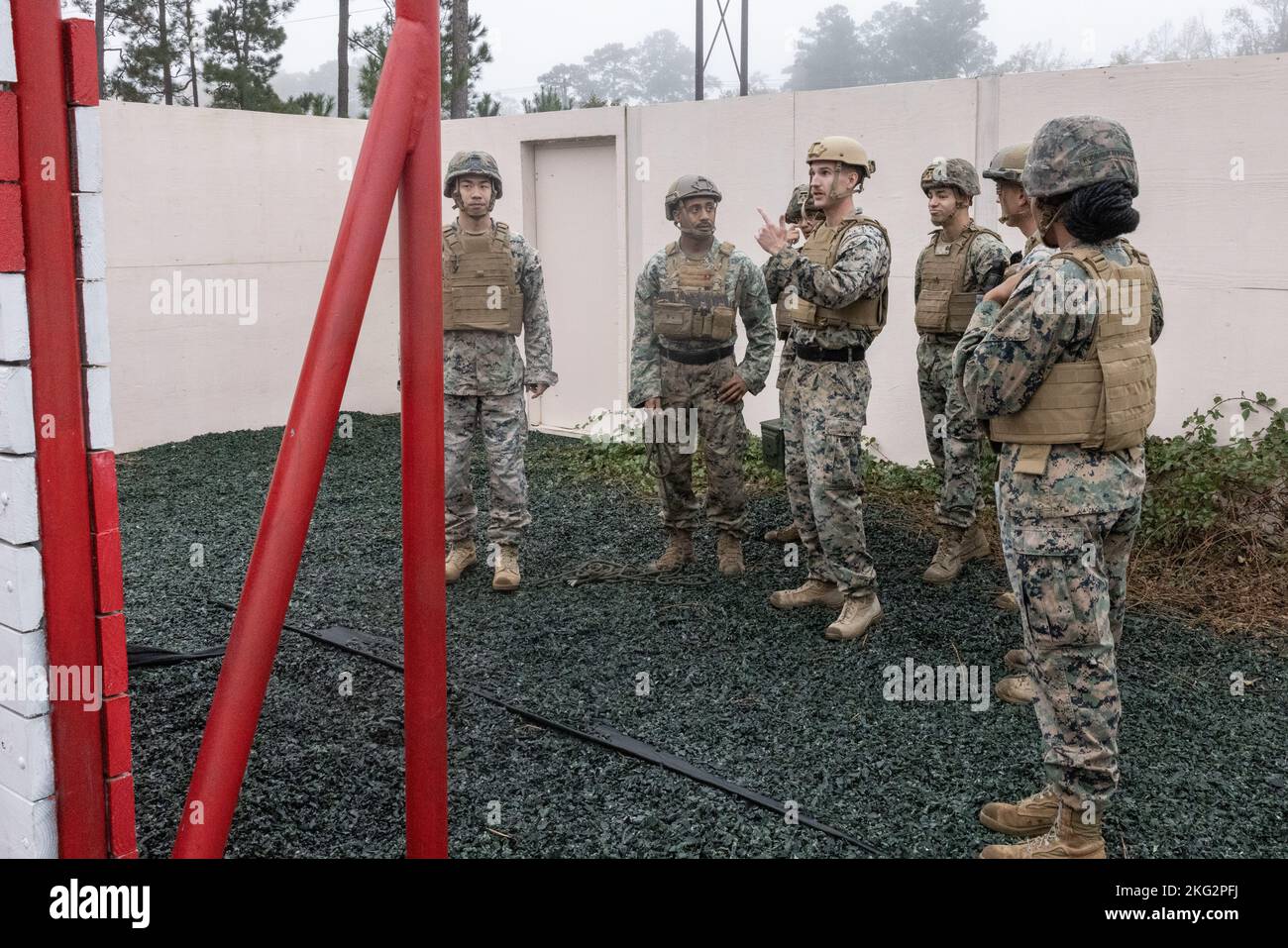 U.S. Marines diskutieren mit der 2. Marine Logistics Group den besten Weg, einem Hindernis zu nähern, während sie den Leadership Response Course (LRC) auf Camp Lejeune, North Carolina, am 26. Oktober 2022 durchführen. Alle Hindernisse in der LRC erforderten eine große Menge an Teamarbeit und Initiative, um die Führungsfähigkeiten der Marineinfanteristen und das Vertrauen in die Führungsfähigkeiten der anderen zu stärken. Stockfoto