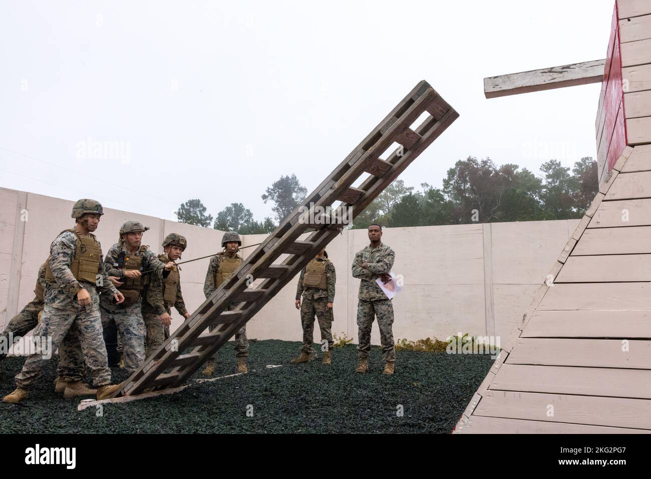 Die US-Marine und die 2. Marine Logistics Group arbeiten als Team zusammen, um während des Leadership Response Course (LRC) auf Camp Lejeune, North Carolina, am 26. Oktober 2022 ein Hindernis zu überwinden. Alle Hindernisse in der LRC erforderten eine große Menge an Teamarbeit und Initiative, um die Führungsfähigkeiten der Marineinfanteristen und das Vertrauen in die Führungsfähigkeiten der anderen zu stärken. Stockfoto