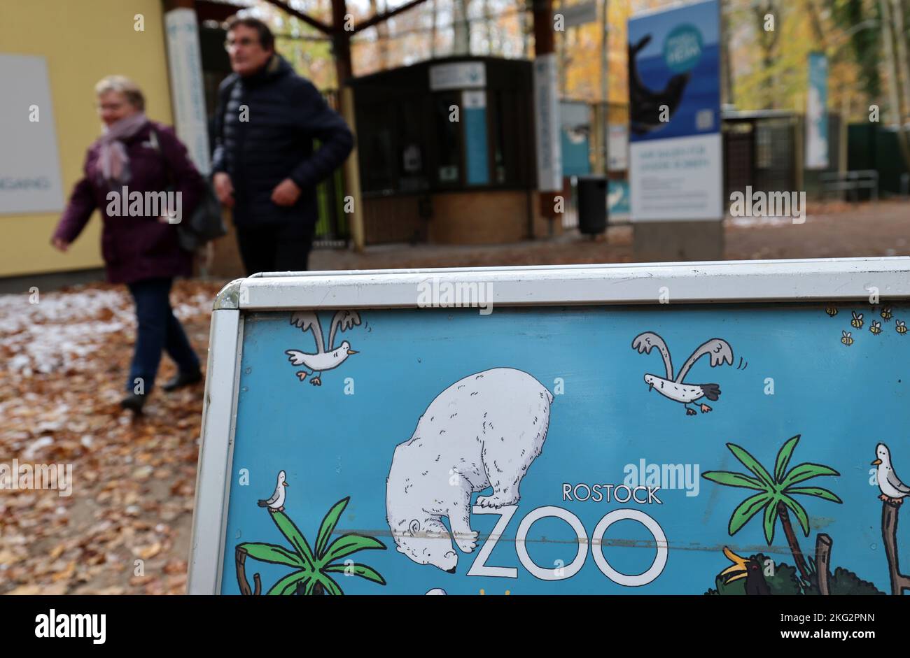 Rostock, Deutschland. 21.. November 2022. Am Haupteingang steht ein Display mit dem Rostocker Zoo-Logo. Im Rahmen einer Presseveranstaltung stellen der Zoo und die Wiro - Wohnen in Rostock Wohnungsgesellschaft GmbH als Partner ein Projekt für den Roten Panda vor. Der gekonnte Kletterer aus dem Himalaya ist etwa einen Meter groß und laut der World Conservation Union IUCN eine der am stärksten gefährdeten Arten. Es soll nach Renovierungsarbeiten wieder in den Zoo eingeführt werden. Quelle: Bernd Wüstneck/dpa/Alamy Live News Stockfoto