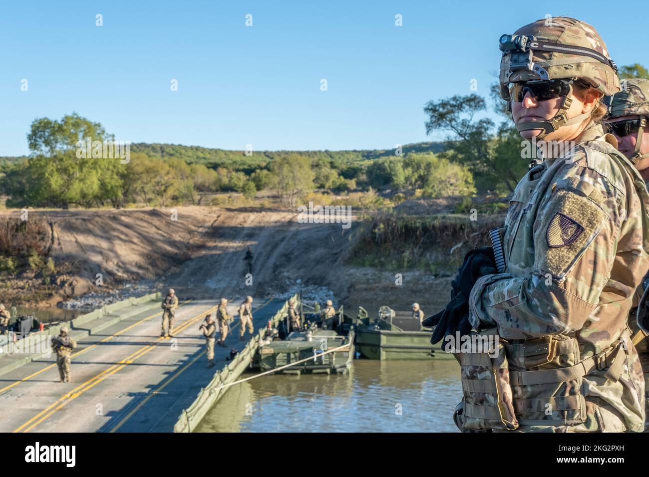 Die US-Armeekapitän Carly Lafranchi, die Kommandantin der Multi-Role Bridge Company von 74., überwacht die verbesserte Bändchenbrücke während einer Überquerung im Rahmen von Remagen Ready, in Fort Hood, Texas, am 26. Oktober 2022. Die Veranstaltung stellte die frühen Stadien der Bildung eines Gap Crossing Training Center auf dem Postweg dar. Stockfoto