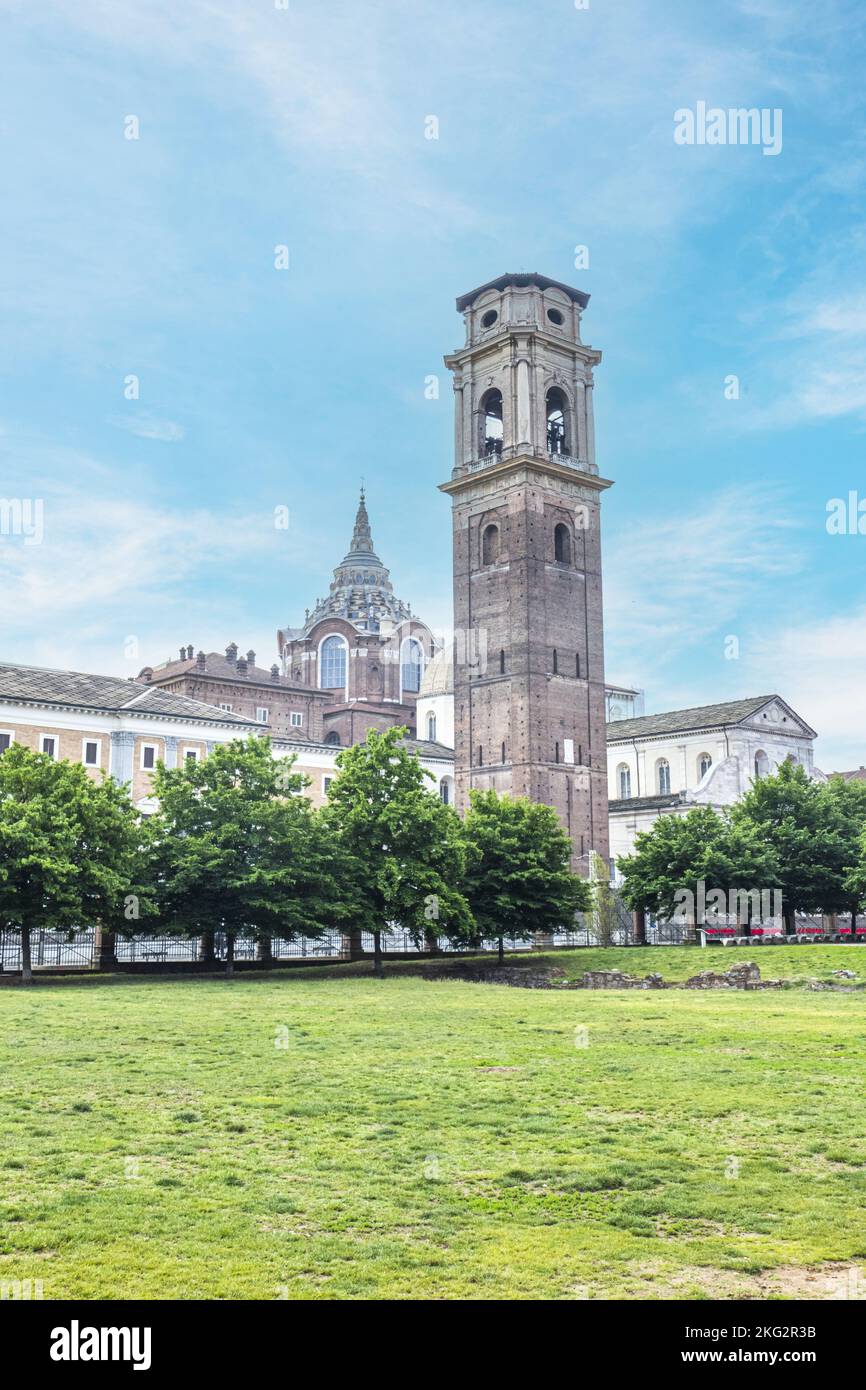 Schöner Glockenturm in Turin mit der Kapelle von Sindone im Hintergrund Stockfoto