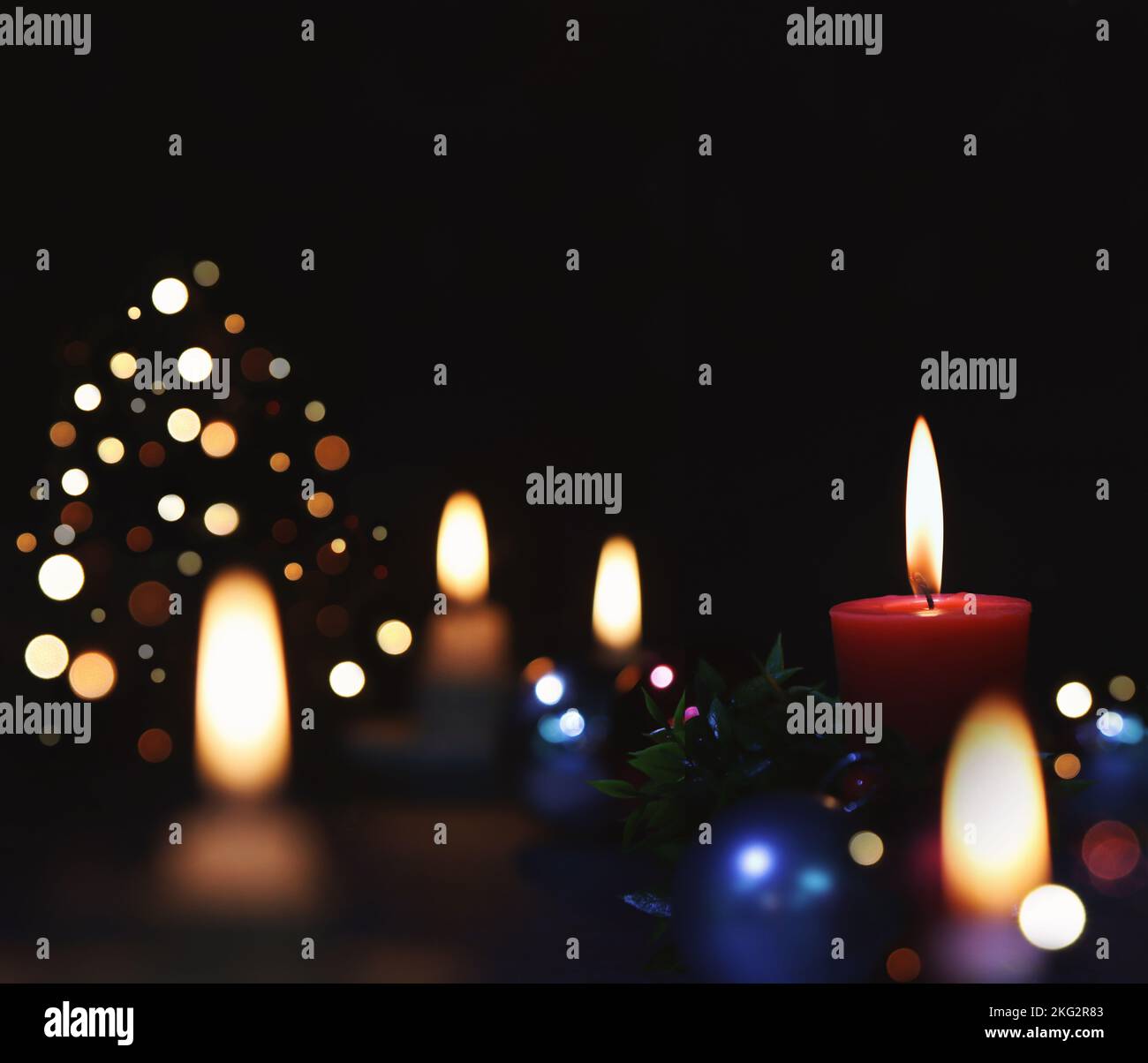 Glitzernde Kirchendekorationen, hell beleuchtete Kerzen und heller Hintergrund zur Feier der Weihnachten Jesu Christi Stockfoto