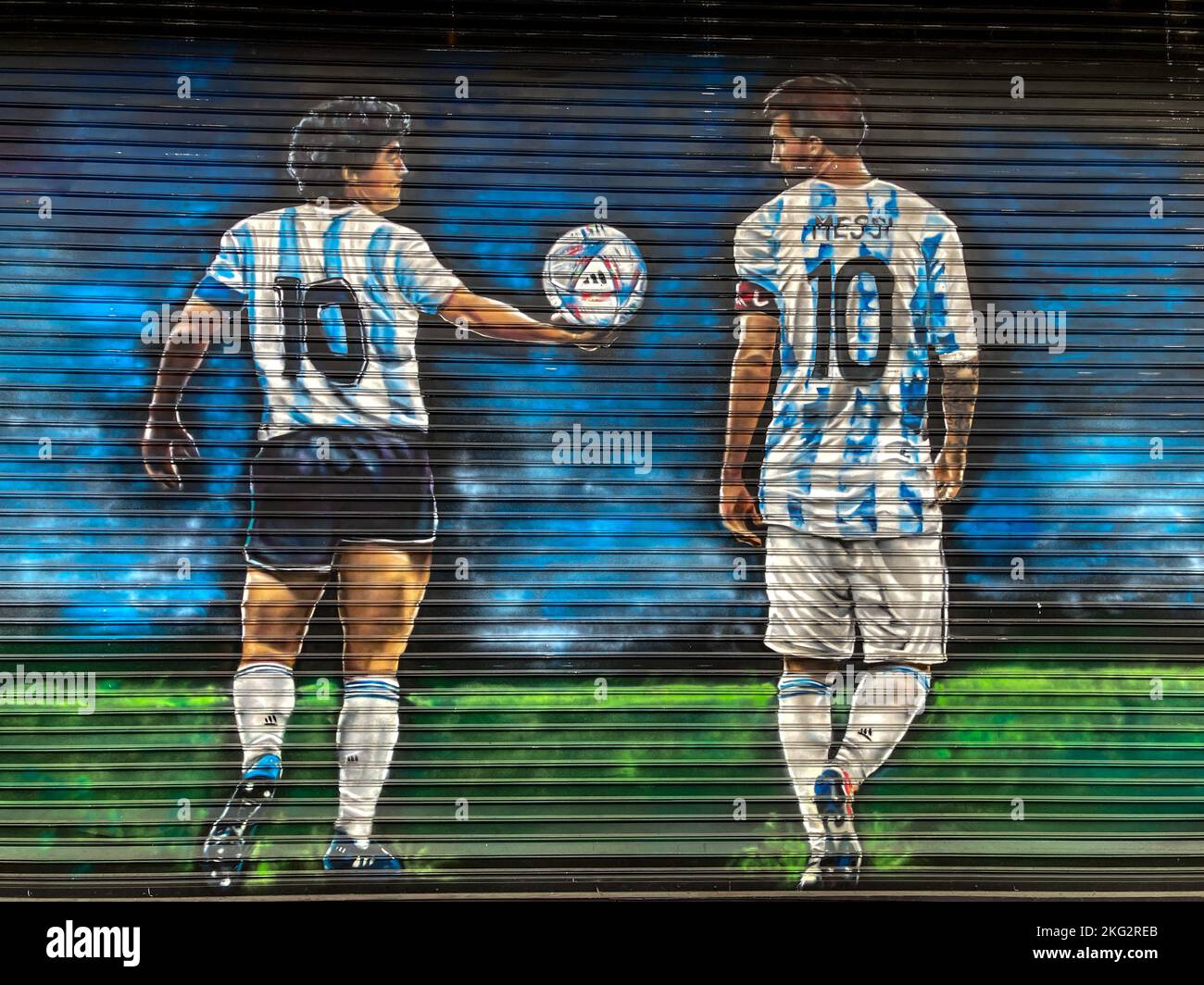 Street Art in Buenos Aires mit den Fußballstars Diego Maradona und Lionel Messi im argentinischen Fußballnationaltrikot Stockfoto