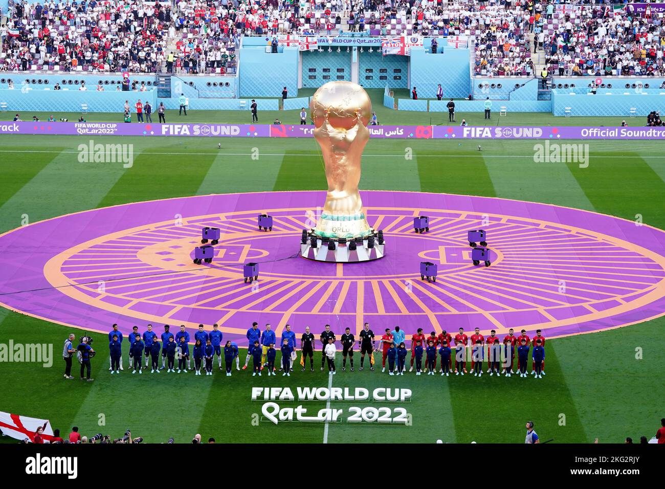 Eine Gesamtansicht einer riesigen WM-Trophäe vor dem FIFA-WM-Spiel der ...