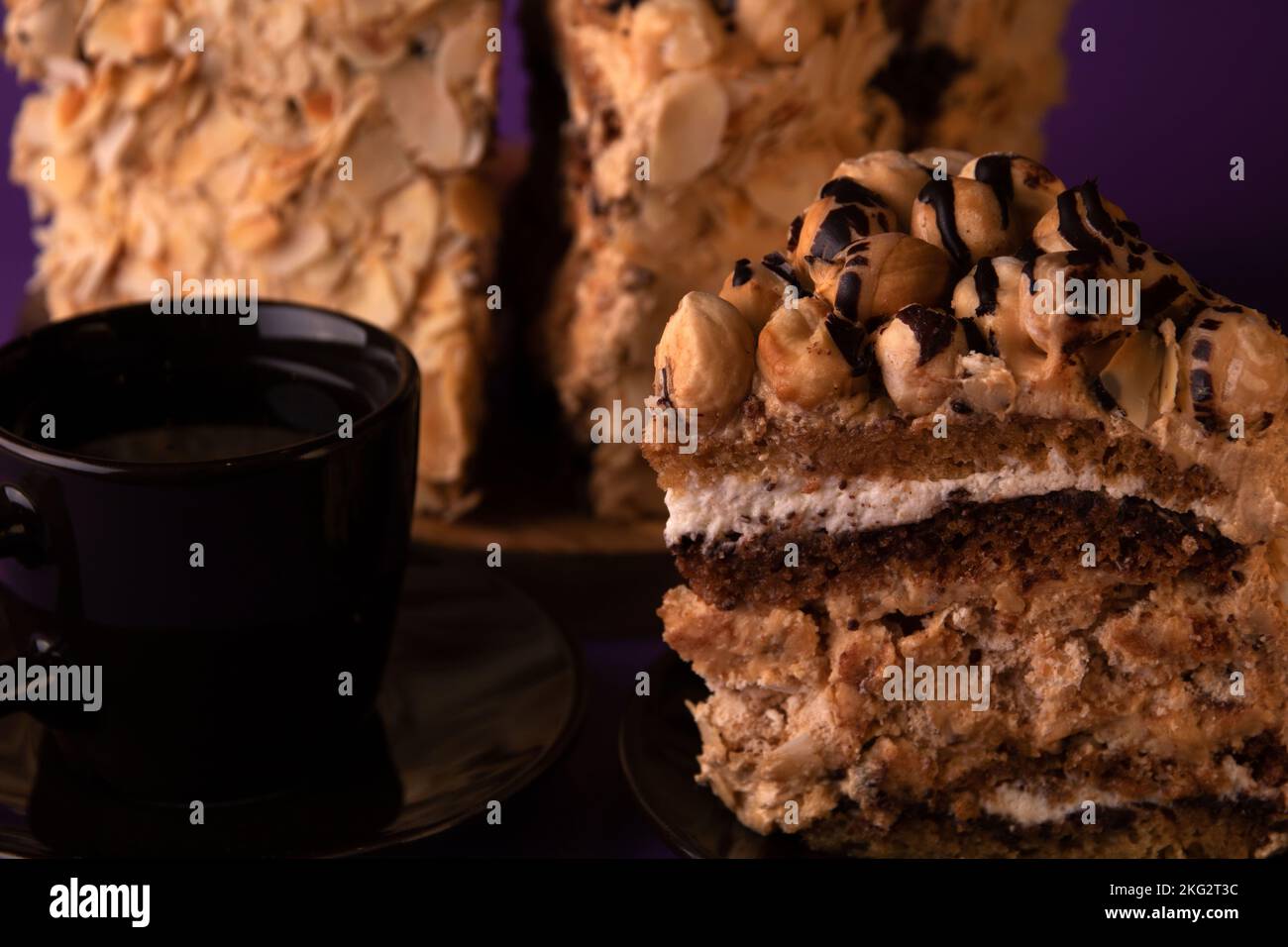 Nahaufnahme eines Kuchens und einer Tasse Kaffee Stockfoto