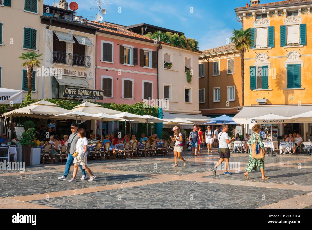Sirmione Stadt Italien, Blick im Sommer auf die Piazza Carducci in der malerischen Gardasee Ferienort Sirmione, Lombardei, Italien Stockfoto