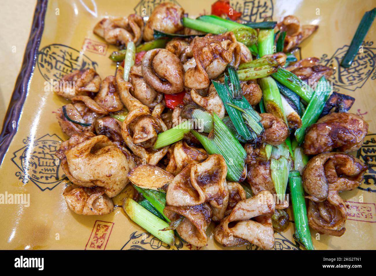 Ein köstliches chinesisches Gericht, frittierter Dickdarm. Stockfoto