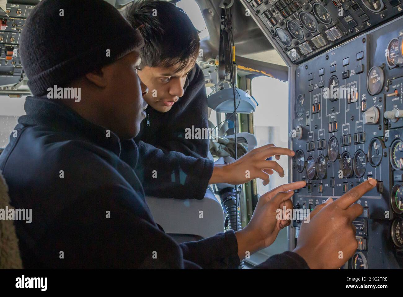 221026-N-MR862-150 TINKER AFB (26. Oktober 2022) Matrosen, die der Flottenflugaufklärung drei (VQ-3) zugewiesen wurden, leiten Kraftstoff zu einem E-6B Mercury in Vorbereitung auf den Flug, 26. Oktober VQ-3 ist dem Strategic Communications Wing One (SCW-1) zugewiesen, der Verbindungen zu strategischen Streitkräften in der Luft bereitstellt. SCW-1 sichert die nationale Sicherheit durch Abschreckung kontradiktorischer nuklearer Ambitionen. Stockfoto