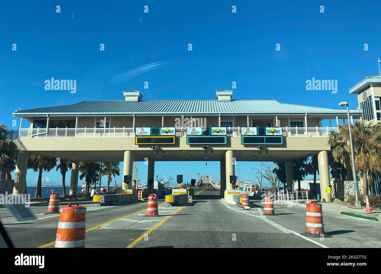 Sanibel, FL, USA--10/26/22--die Mautstelle am Anfang des Sanibel Causeway bleibt geschlossen, da die Sanibel Island-Wiederauffüllungsarbeiten fortgesetzt werden. Jocelyn Augustino/FEMA Stockfoto