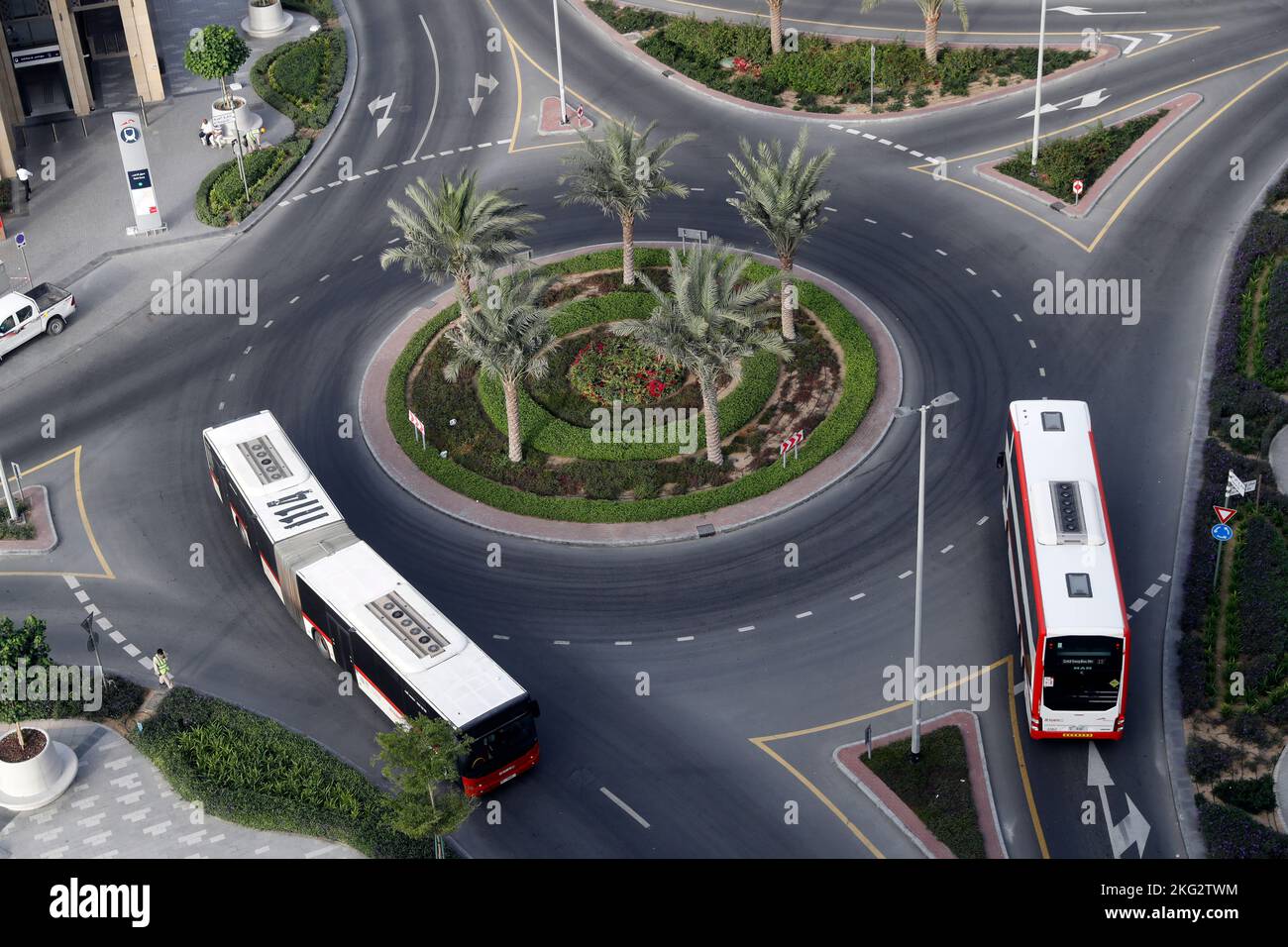 Straßenszene mit dem Bus, der einen Kreisverkehr umdreht. Vereinigte Arabische Emirate. Stockfoto