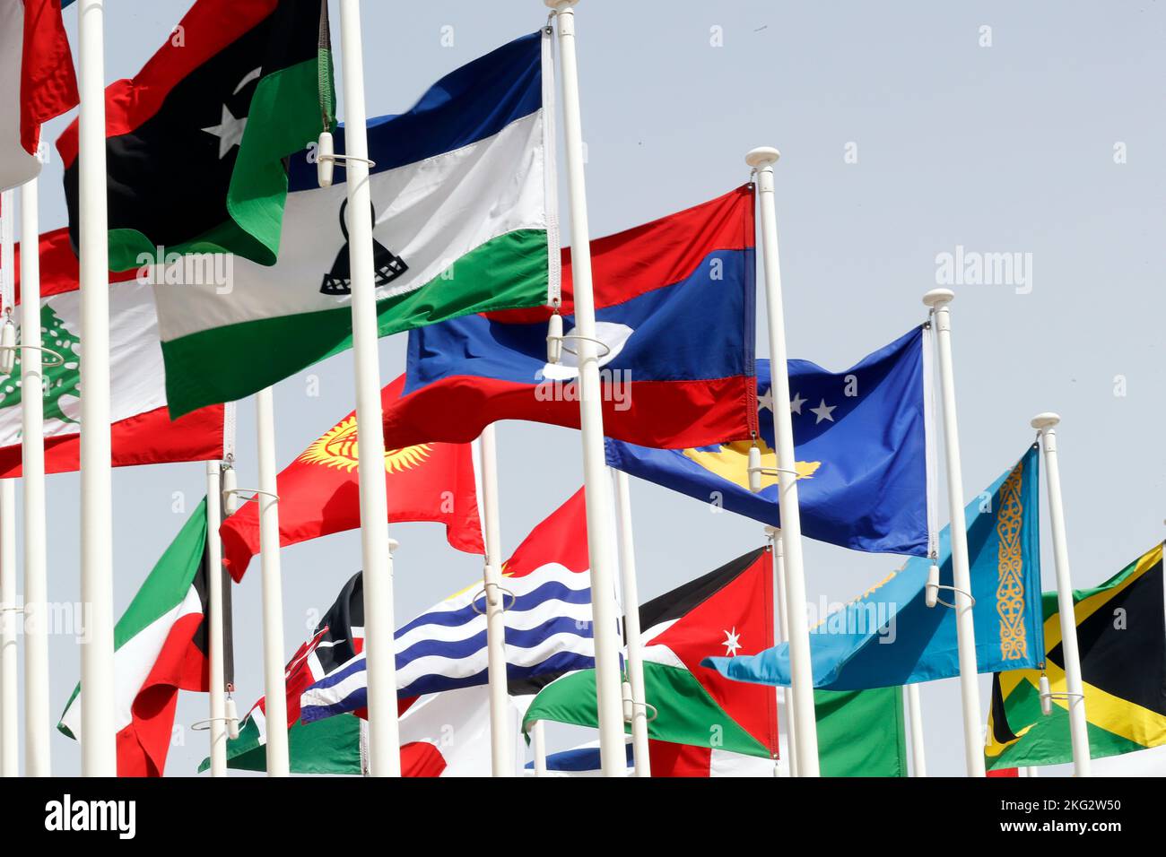 Flaggen der verschiedenen Länder, die auf der Dubai Expo 2020 vertreten sind. Vereinigte Arabische Emirate. Stockfoto