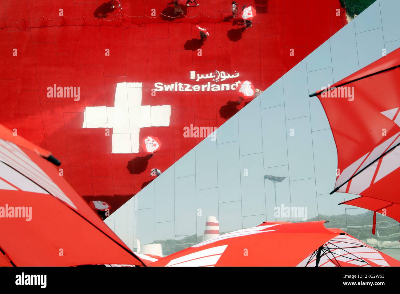 Die spiegelnde Fassade des Schweiz-Pavillons im Opportunity-Viertel auf der Dubai EXPO 2020. Vereinigte Arabische Emirate. Stockfoto