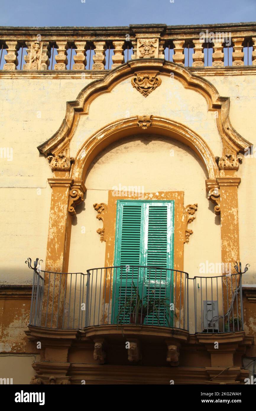 Wunderschöne architektonische Details an der Fassade des Palazzo De Luca aus dem 18.. Jahrhundert im historischen Zentrum von Fasano, Apulien, Italien Stockfoto