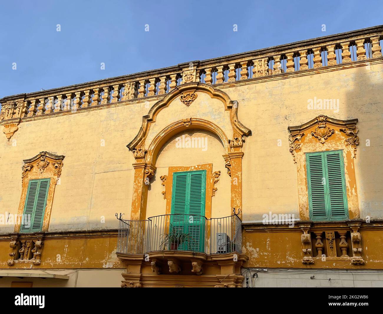 Wunderschöne architektonische Details an der Fassade des Palazzo De Luca aus dem 18.. Jahrhundert im historischen Zentrum von Fasano, Apulien, Italien Stockfoto