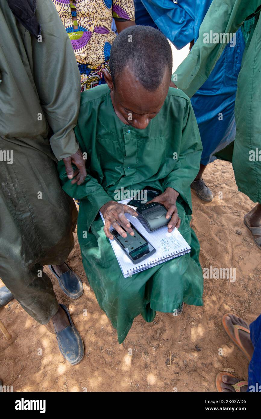 Mitarbeiter der Kossam-Viehzüchtergenossenschaft, die monatliche Zahlungen im nördlichen Senegal berechnet Stockfoto