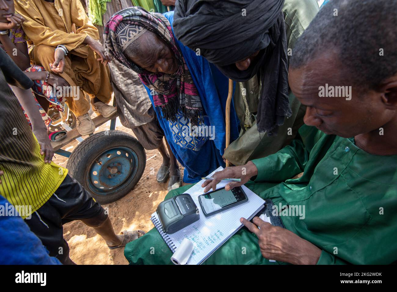Mitarbeiter der Kossam-Viehzüchtergenossenschaft, die monatliche Zahlungen im nördlichen Senegal berechnet Stockfoto