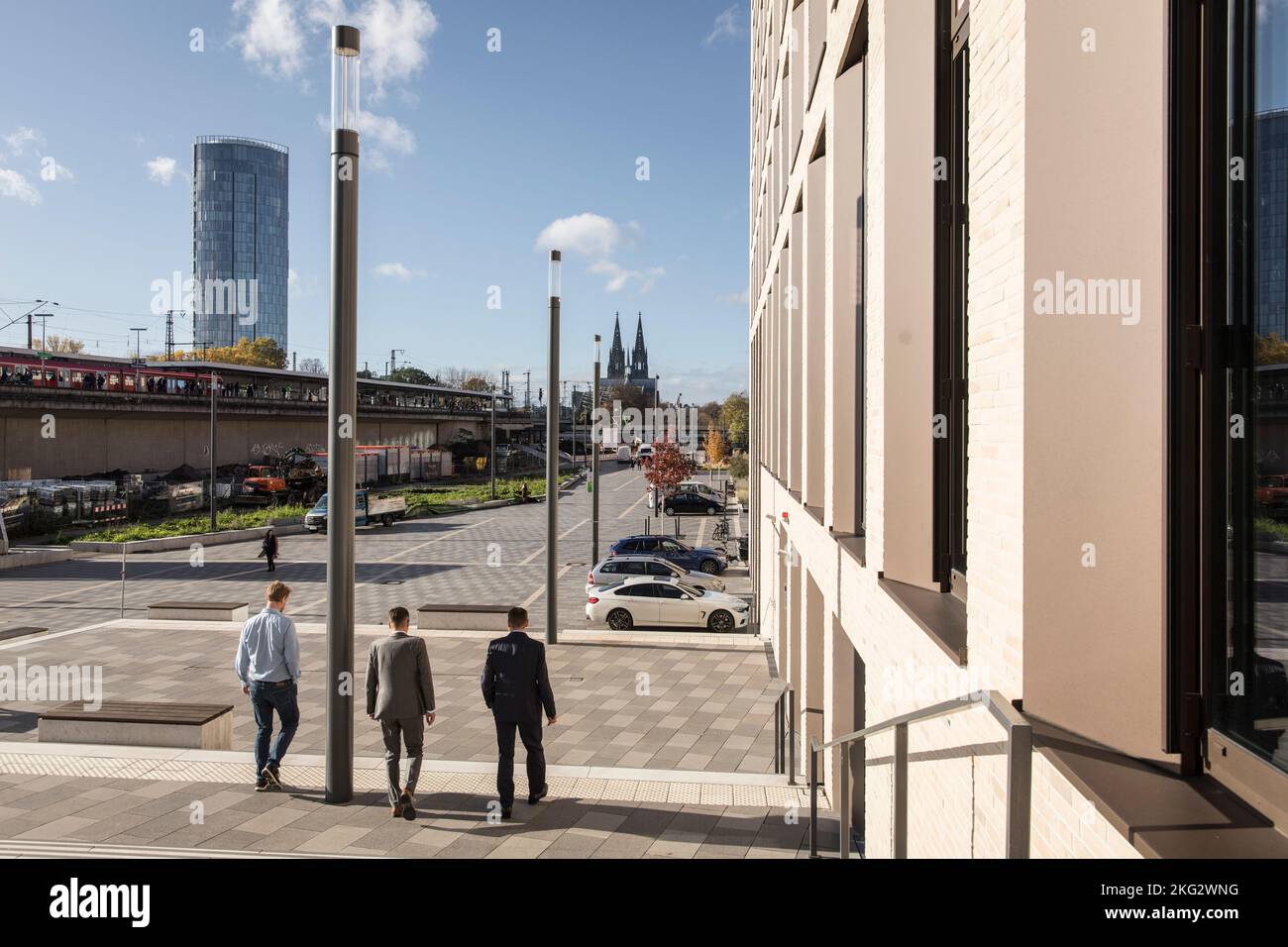 Platz vor dem Motel One Hotel in der MesseCity im Stadtteil Deutz, im Hintergrund der Dom und das Kölner Dreieck Hochhaus Stockfoto