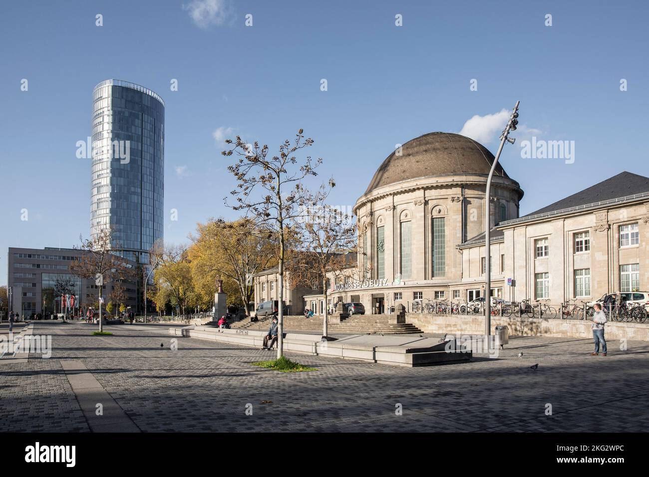 Der Köln Triangle Tower und der Bahnhof Köln Messe / Deutz am Otto Platz im Stadtteil Deutz, Köln, Deutschland. Der KoelnTriangle Stockfoto