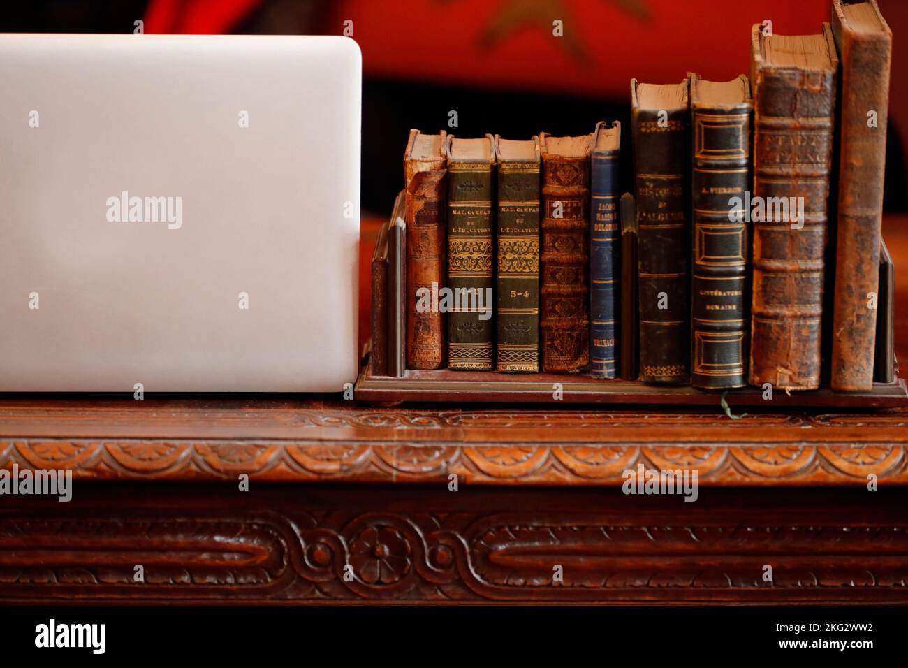 Stapel alter Bücher und Laptops. Home Office, Homeschooling, Lesen, Bildung, Geschäftskonzept. Frankreich. Stockfoto