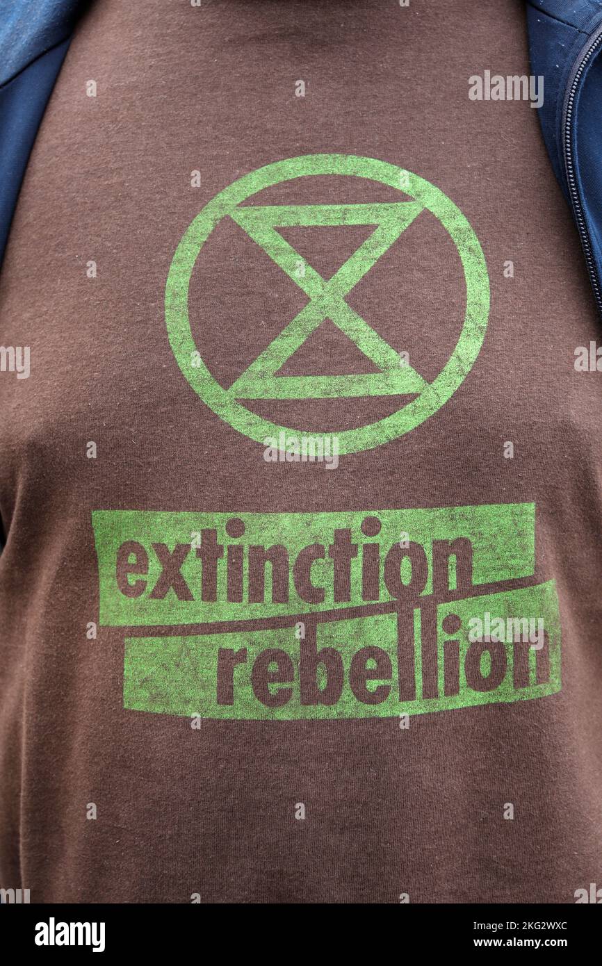 Mann in Paris, Frankreich, trägt ein T-Shirt von Extinvtion Rebellion Stockfoto