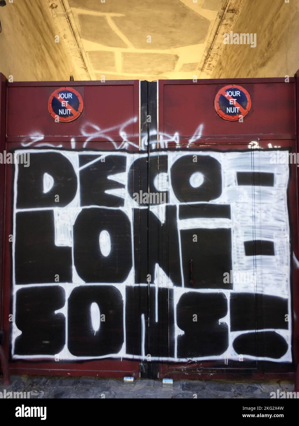 Anti-koloniale Graffiti in Paris, Frankreich Stockfoto
