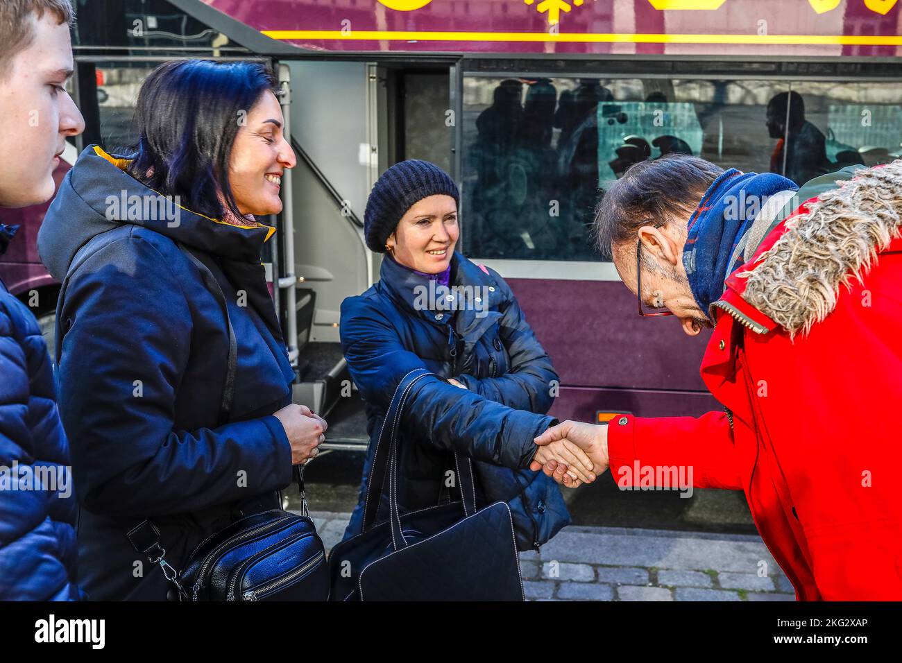 Ukrainischer Flüchtling wird von ihrem Gastgeber in Paris, Frankreich, begrüßt Stockfoto