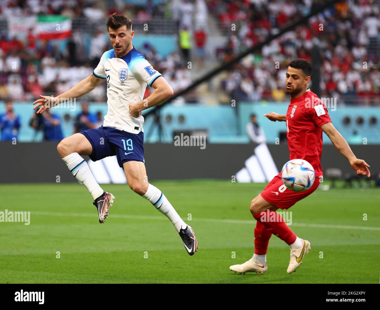 Doha, Katar. 21.. November 2022. Der Mason Mount of England schneidet den Ball beim FIFA-Weltcup-Spiel im Khalifa International Stadium in Doha wieder über die Toröffnung. Bildnachweis sollte lauten: David Klein/Sportimage Kredit: Sportimage/Alamy Live News Stockfoto