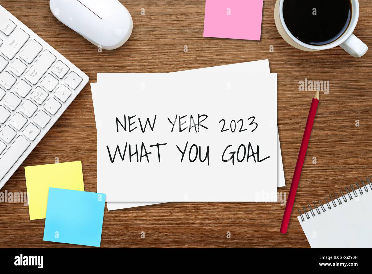 2023 Happy New Year Resolution Goal List and Plans Setting - Business Office Desk mit Notebook geschrieben über Plan Liste der Ziele für das neue Jahr und Stockfoto