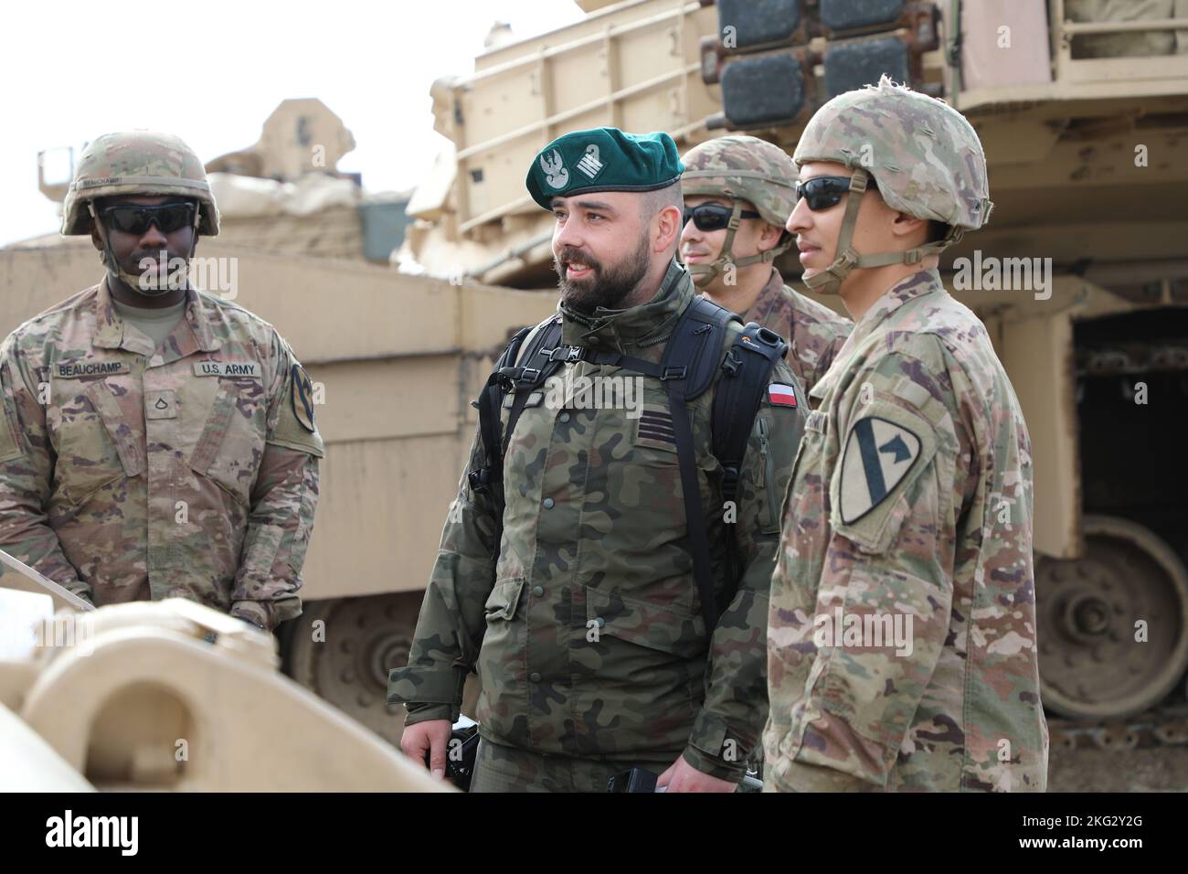 GRAYWOLF Troopers, die der Bravo Company, 1. Bataillon, 12. Kavallerieregiment, 3. Kampfteam der Panzerbrigade, 1. Kavalleriedivision zugeordnet sind, zeigen polnische Soldaten der Warschauer Brigade 1., den Hauptkampfpanzer Abrams M1A2 SepV3. Diese Demonstration war Teil des Abrams Tank Summit und war das erste Mal, dass diese polnischen Soldaten die Gelegenheit hatten, die SepV3 zu sehen. Stockfoto