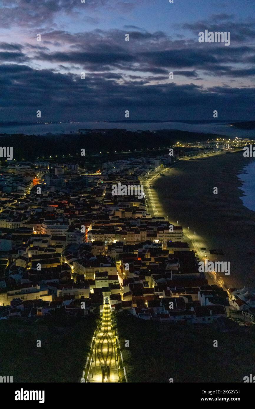 Blick auf die beleuchteten Straßen von Nazare vom Leuchtturm Stockfoto
