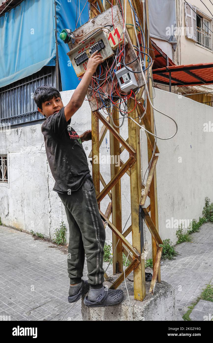 Junge, der auf einem Strommast in Beirut, Libanon, steht Stockfoto