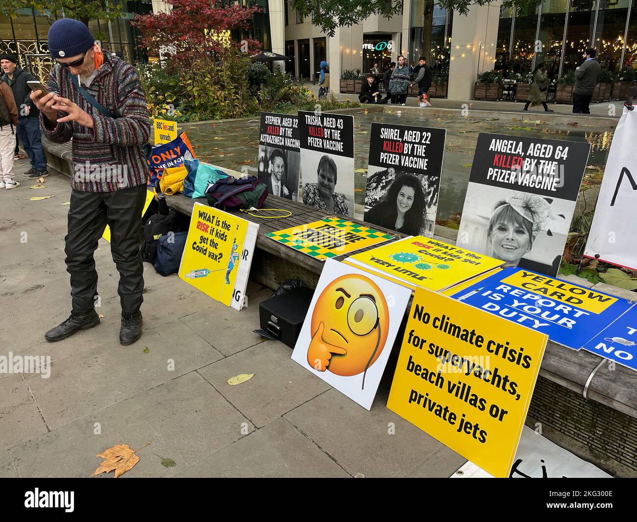 Anti-Vax und Leugner des Klimawandels mit Transparenten, die verschiedene Verschwörungstheorien ausdrücken. St. Peter's Square Manchester. Bild garyroberts/worldwidefeatures.com Stockfoto