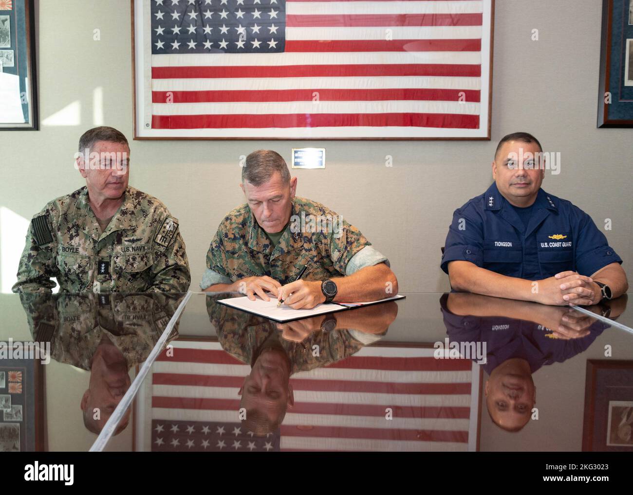 Commander, U.S. 3. Fleet Vice ADM. Micheal E. Boyle, Kommandierender General, I Marine Expeditionary Force LT. General George W. Smith Jr., und Commander, U.S. Coast Guard Pacific Area Vice ADM. Andrew J. Tiongson unterzeichnet am 26. Oktober eine Vereinbarung über die maritime Strategie mit drei Diensten im US-Flottenhauptsitz von 3.. Das Memorandum formalisiert die Implementierung strategischer Leitlinien durch die Entwicklung eines vorhersehbaren Rahmens für integriertes Übungsdesign, Planung, Experimente und Ausführung und stellt die Interoperabilität zwischen den Services und der Bereitschaft auf allen Ebenen und in allen Bereichen sicher. Stockfoto