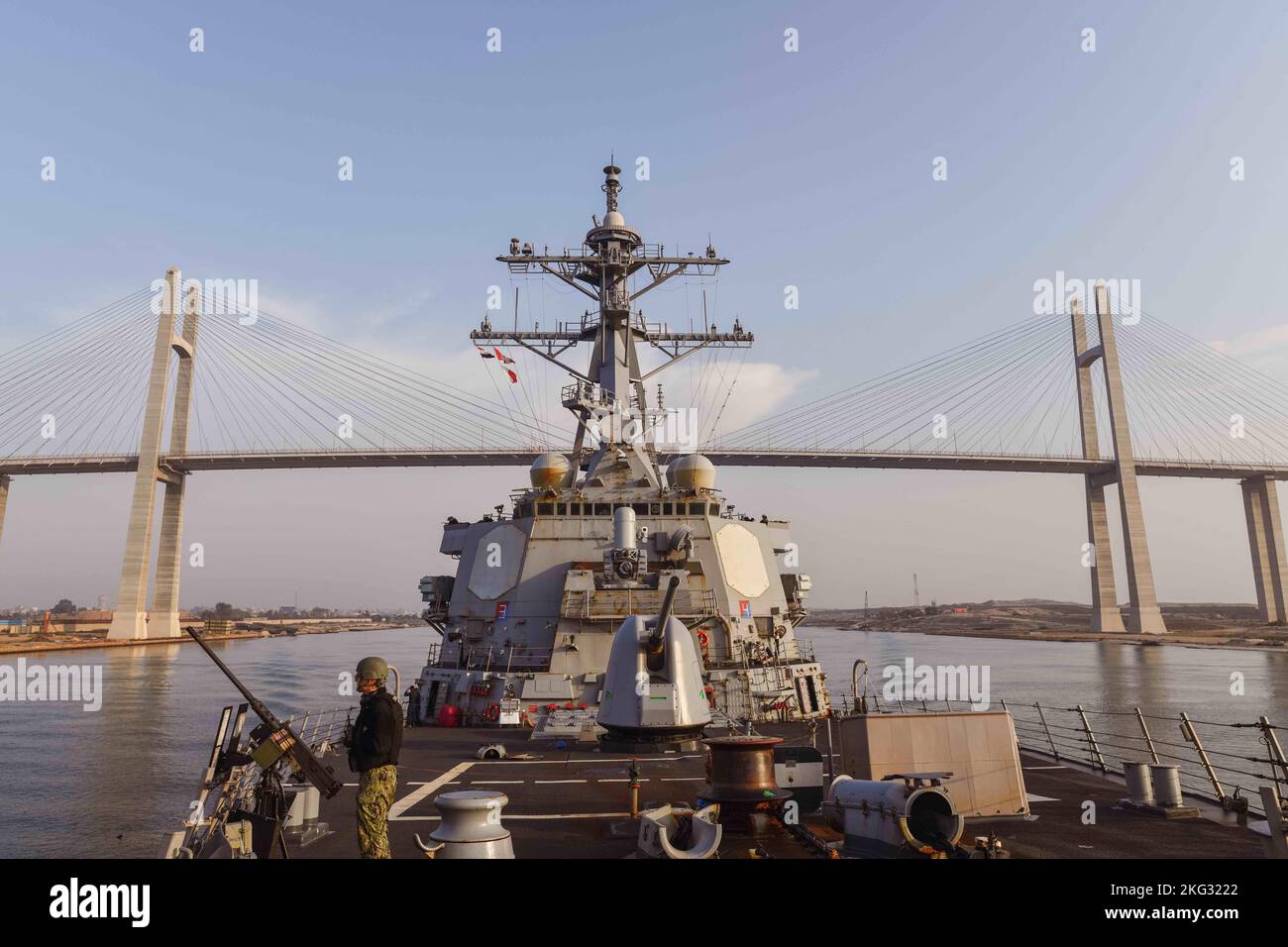 221026-N-RT917-1006 SUEZKANAL (OKT 26, 2022) der Raketenjäger USS the Sullivans (DDG 68) durchreist den Suezkanal, 26. Oktober. Die Sullivans werden im Einsatzgebiet der US-Flotte für 5. eingesetzt, um die Sicherheit und Stabilität der Seefahrt im Nahen Osten zu gewährleisten. Stockfoto